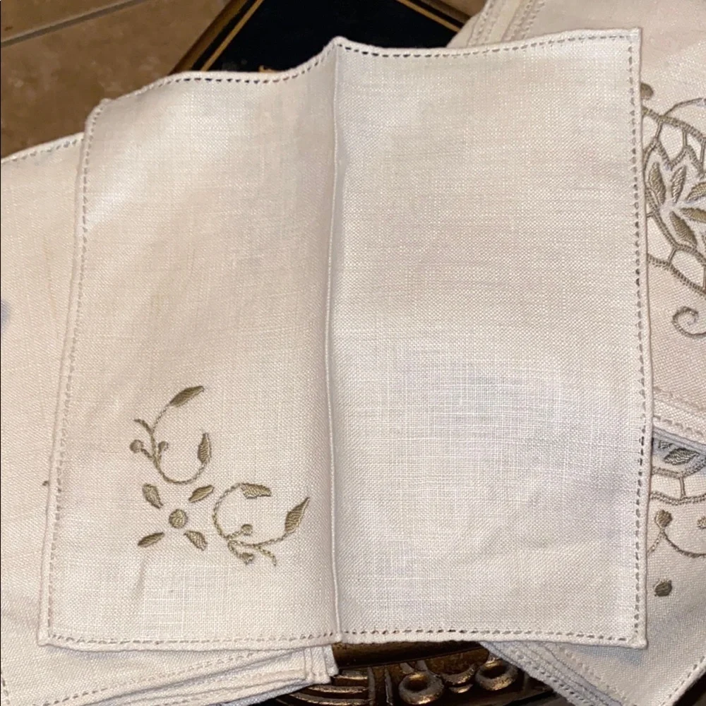 BX48 Vintage set of 8 Embroidered Tan Napkins and Hankerchiefs Set